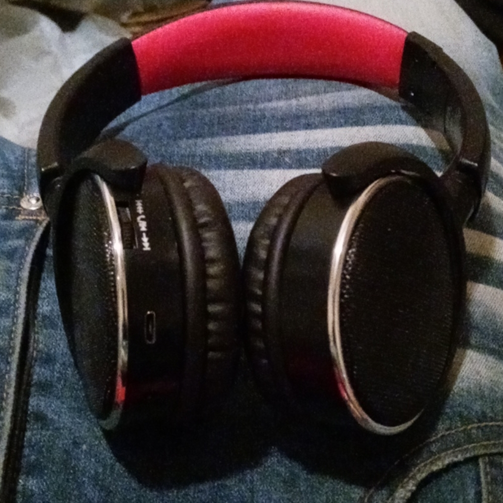 Wireless bluetooth headphones
